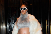 Rihanna u odvažnom trudničkom looku: Mini kožna sukna i krzneni top koji su isticali njezin trbuh