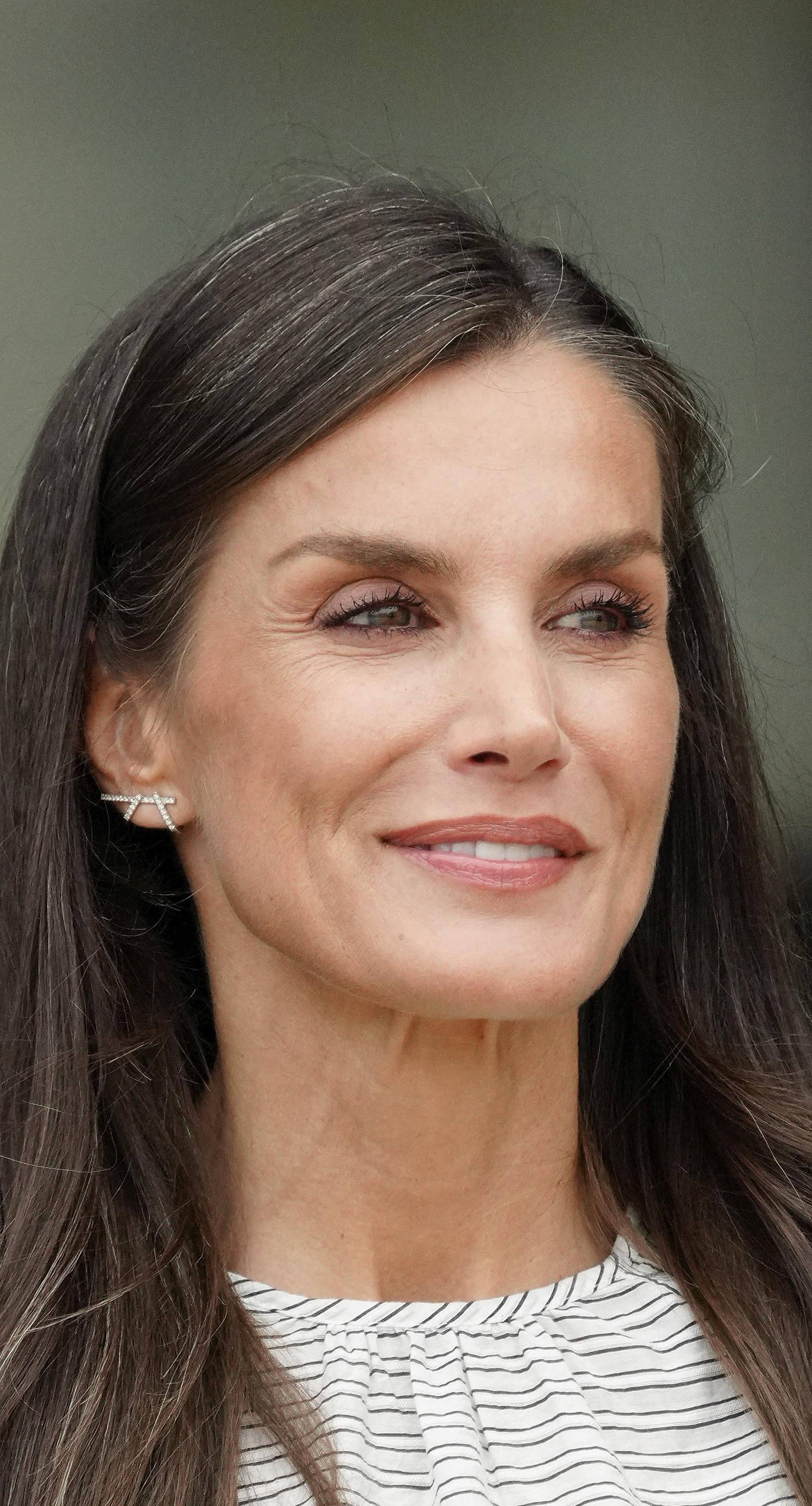U mornarskom stilu: Kraljica Letizia i u prugicama ostaje ikona profinjene jednostavnosti