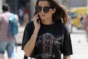 Prezgodna brineta: U minici i tenisicama pokazala izvrstan styling koji plijeni pozornost
