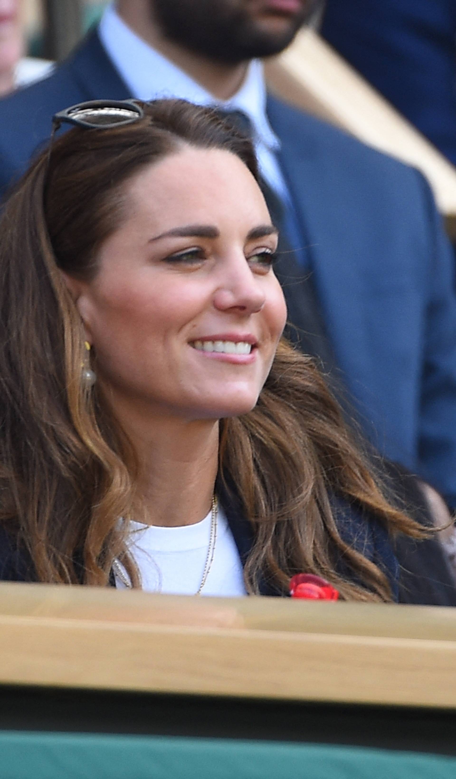 Kate Middleton pokazala koji odjevni komad treba imati u ormaru jer paše na baš - sve!