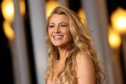 Blake Lively donijela je dozu dramatičnosti u mini haljini i voluminoznoj narančastoj pelerini