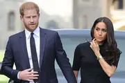 Meghan Markle zasjala je u pelerini s izvezenim cvijećem i potpisom dizajnerice Caroline Herrere