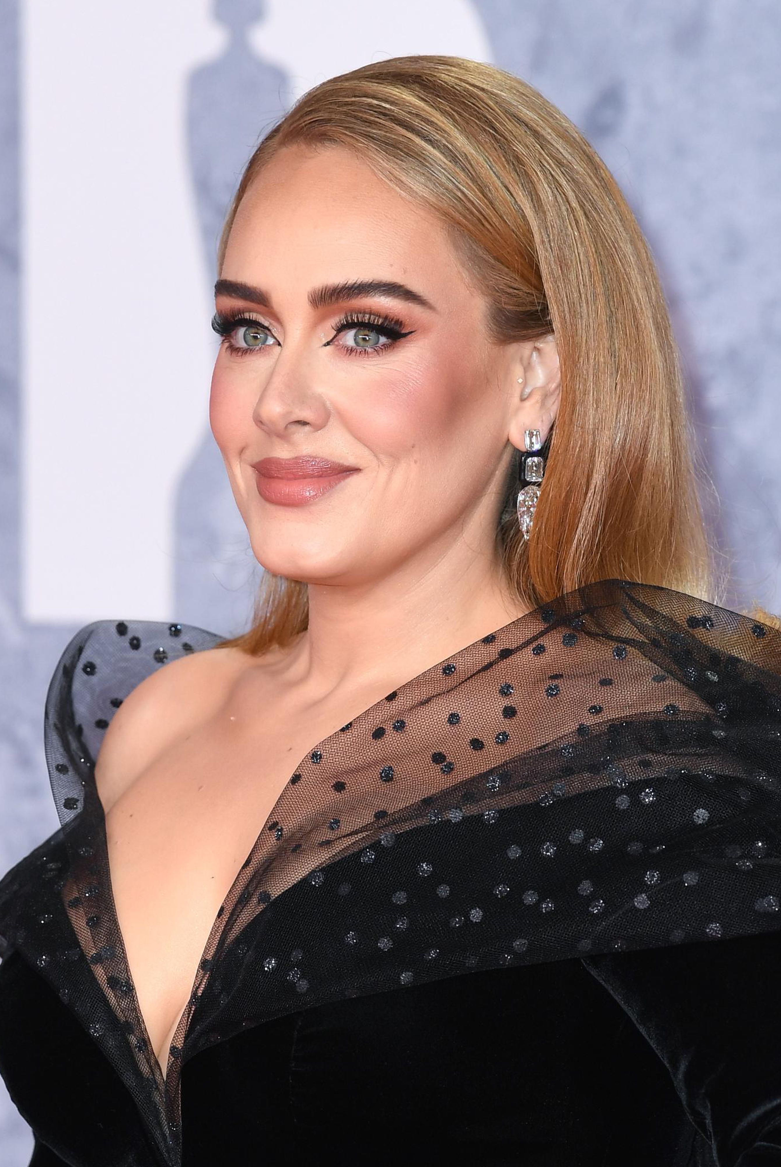 Adele u glamuroznom crnom izdanju osvojila crveni tepih: Ukrala pozornost raskošnim odabirom haljine i nakita