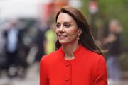 Kate Middleton zablistala u 'recikliranom' outfitu! Crveni kaput s prorezom kombinirala je uz haljinu-košulju britanske dizajnerice