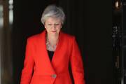 Theresa May: Crveni kostim za upečatljivu ostavku koja se ne zaboravlja