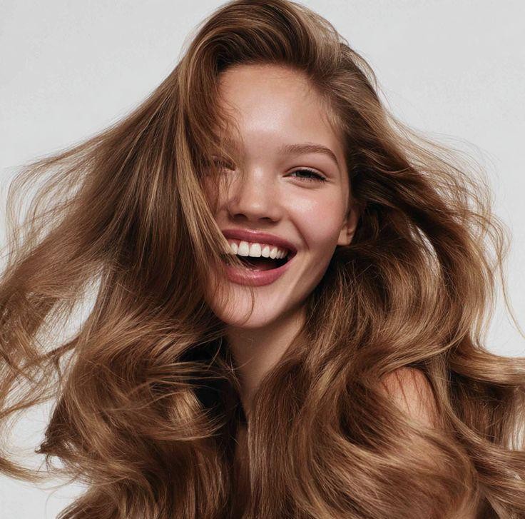 Hijaluronska kiselina u kosi: Kako koristiti ovaj super-hidratantni sastojak za puniji volumen i sjaj suhe kose