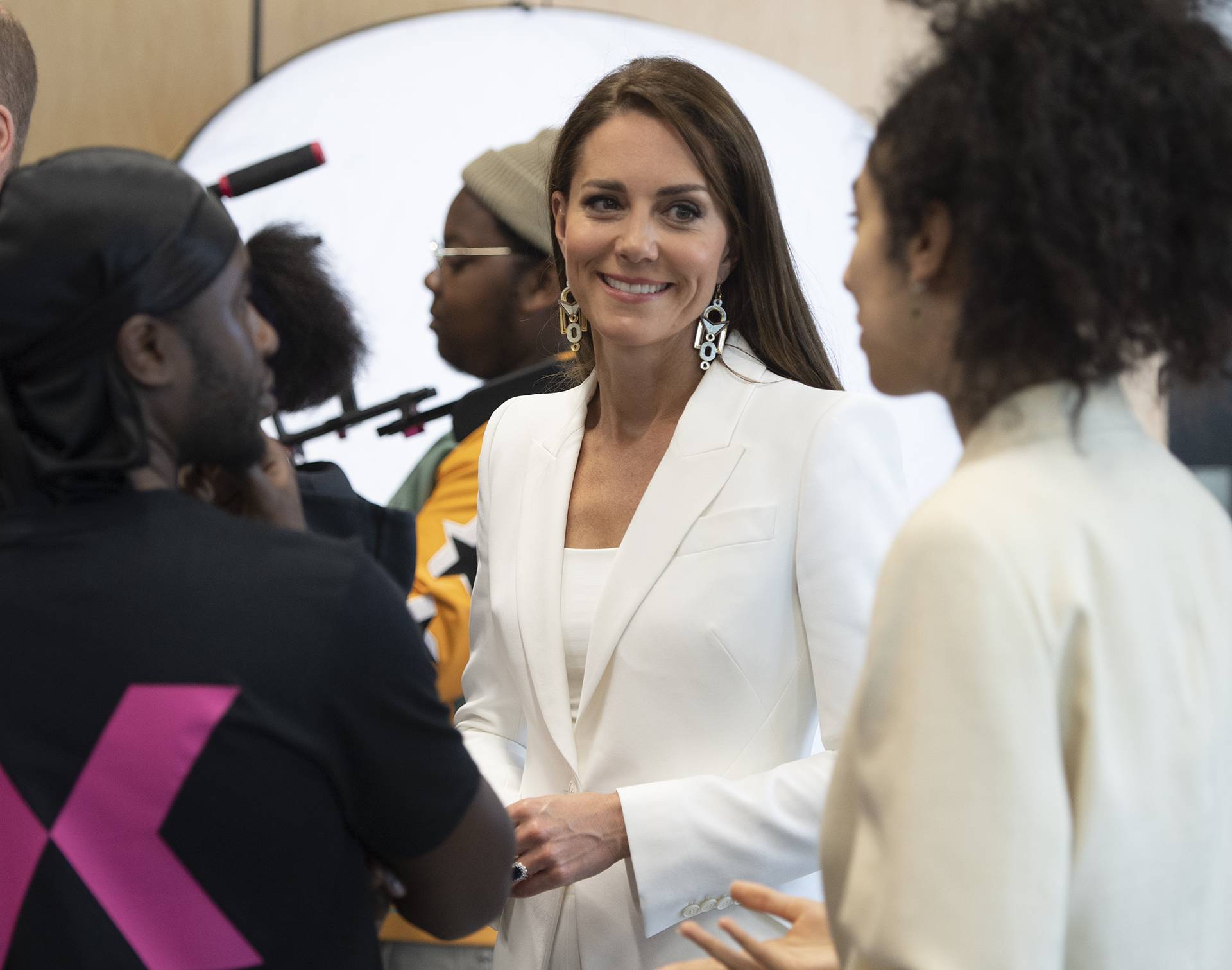 Jednostavnost joj fantastično stoji: Kate Middleton oduševila chic kombinacijom strogog odijela i bijelih salonki