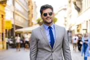Klasika nikad nije izgledala bolje: Odvjetnik sivo odijelo kombinira uz plavu košulju i izgleda genijalno!