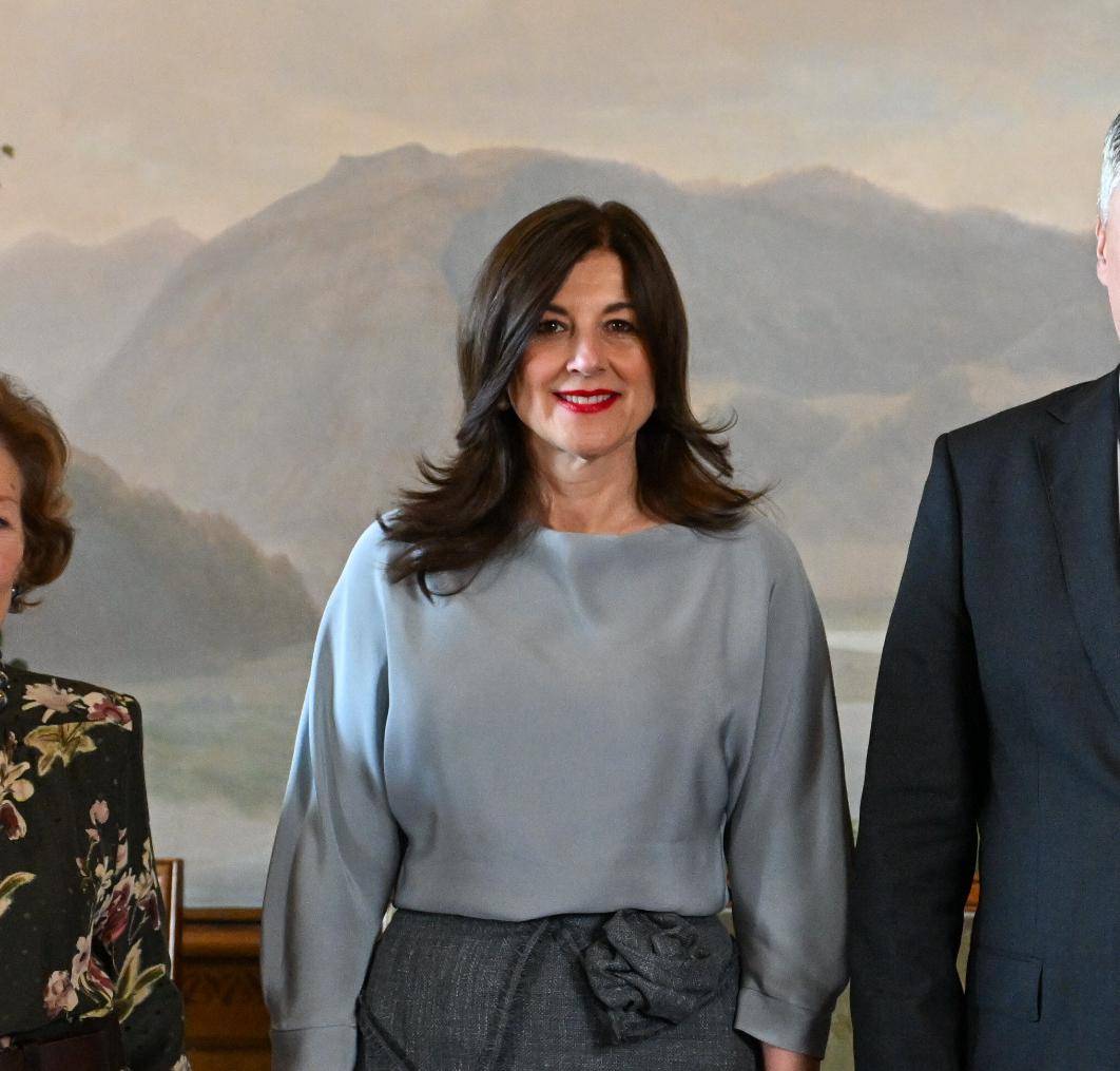Sofisticirana elegancija prve dame: Sanja Musić Milanović zablistala u sivoj suknji s trendi detaljem