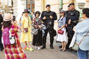 Malo drukčiji street style: Interventna policija spremno se fotografirala s turistkinjama u centru Zagreba