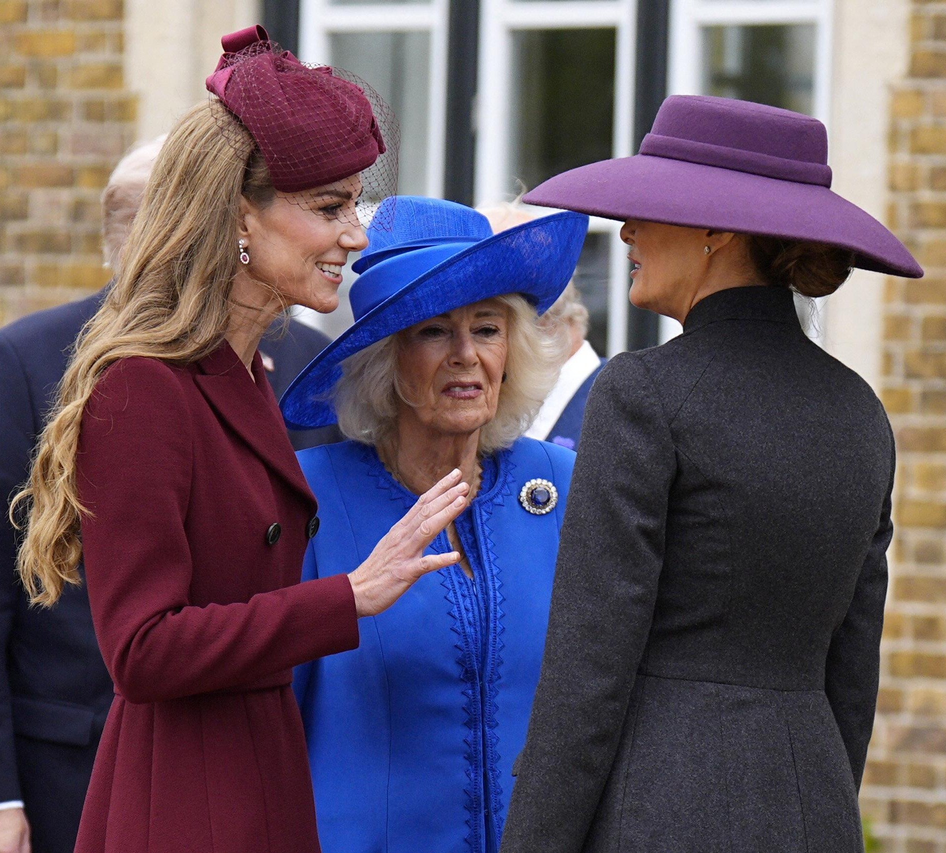 Dvoboj šešira na kraljevskom tlu: Kate, Camilla i Melania u modnom nadmetanju u Ujedinjenom Kraljevstvu
