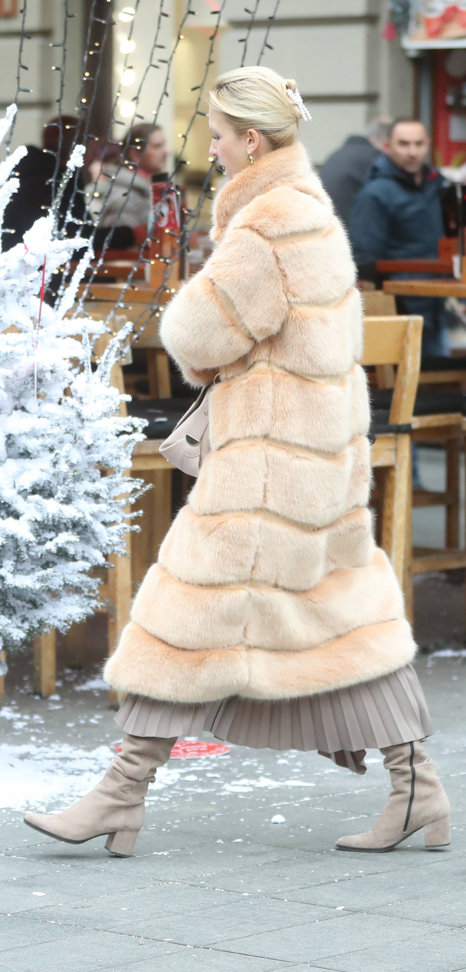 Dama u krznenoj bundi pokazala je kako i zimski outfiti mogu biti izrazito elegantni