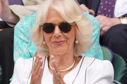 Kraljica Camilla pojavila se na Wimbledonu u bijeloj haljini sa crnim prugama i elegantnim nakitom