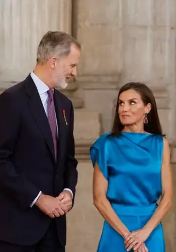 Kraljica Letizia elegantnu haljinu savršeno je uparila uz jednostavne i udobne sandale