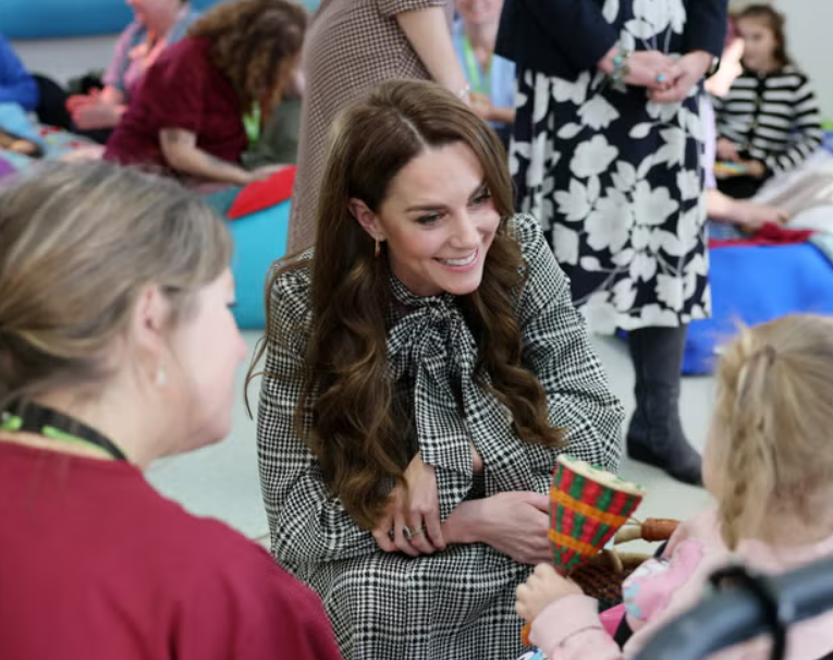 Kate Middleton jednostavnim stajlingom odala je počast Diani tijekom emotivnog posjeta povezanog s bivšom princezom