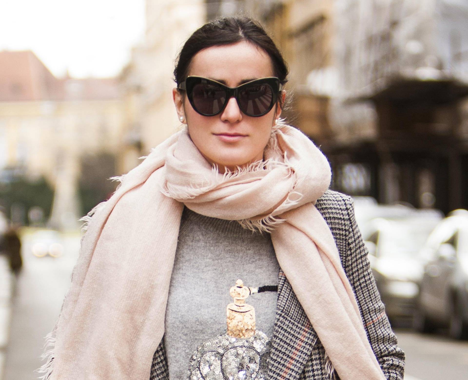 Tko kaže da su poslovni outfiti dosadni? Ova djevojka pokazala nam je nešto malo drugačije