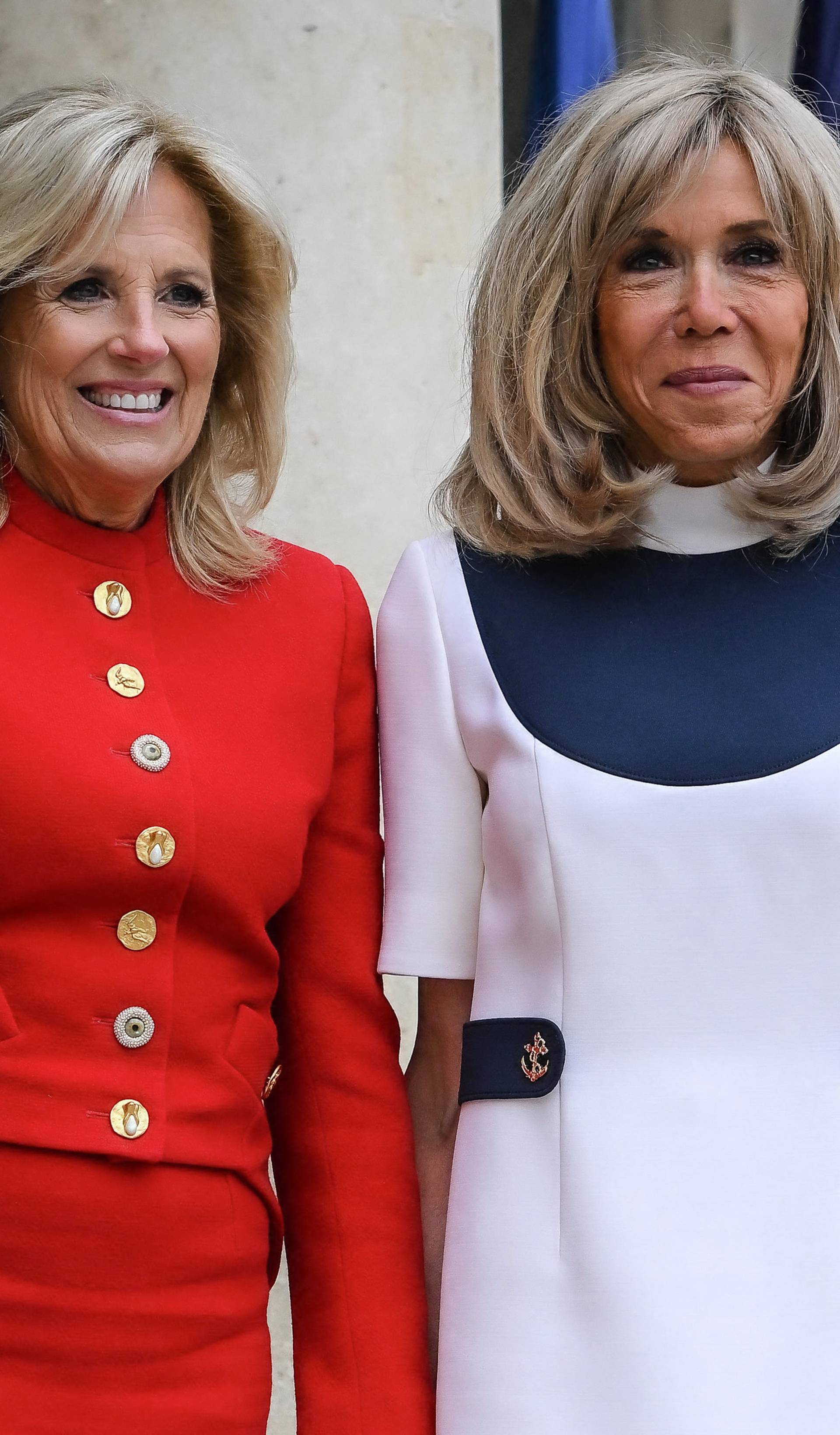 Jill Biden u crvenom Schiaparelli kompletu i Brigitte Macron u plavo-bijeloj haljini zabljesnule u Parizu