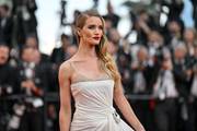 Manekenka Rosie Huntington-Whiteley u zadivljujućoj Fendi haljini zabljesnula na crvenom tepihu u Cannesu