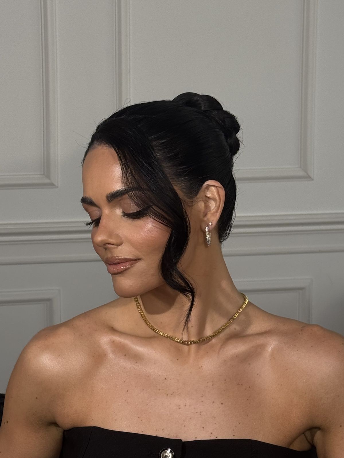 Podignuta kosa je opet veliki hit: Zašto smo kolektivno opsjednuti punđama, repovima i 90s estetikom