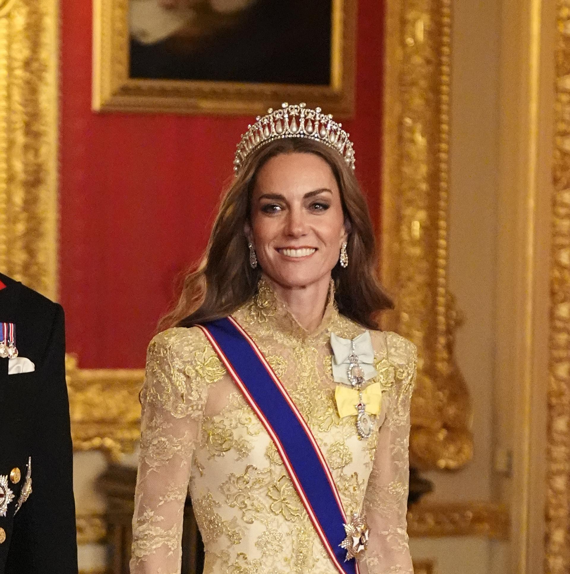 Kate Middleton zablistala u zlatnoj čipkanoj haljini i legendarnoj tijari Princeze Diane iz 1914.