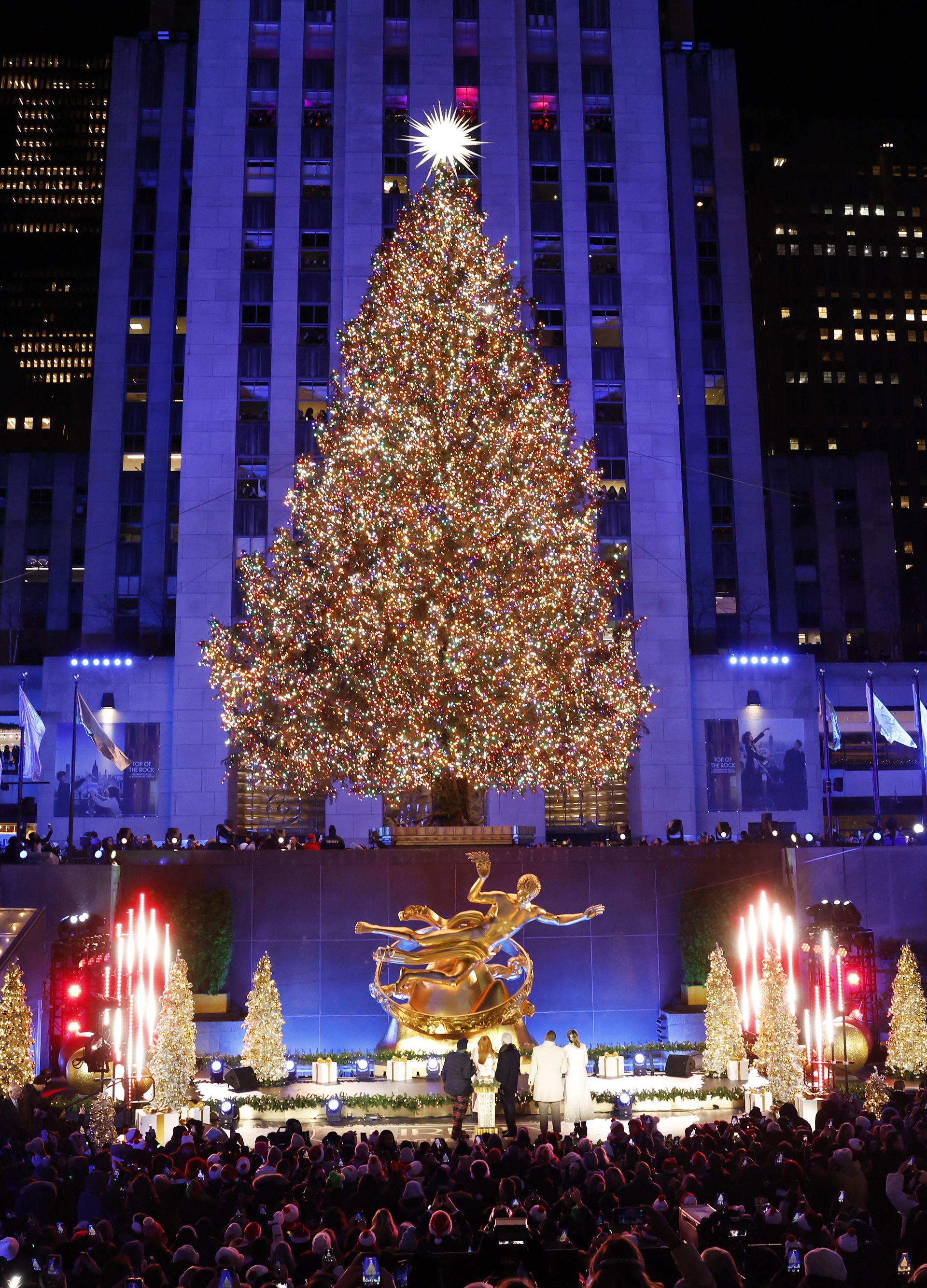 Simbol koji svake zime osvaja svijet: Upaljene lampice na najpoznatijem božićnom drvcu ispred Rockefeller centra