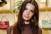 Emily Ratajkowski prošetala u neobičnim hit cipelama 2023., a iza njih stoji dizajner brenda Loewe