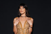 Bella Hadid oduševila novim izgledom: Vintage haljinu nadopunila je trendi isprekidanim šiškama