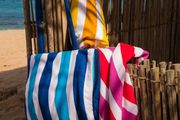 Metalik odsjaji i šareni pomponi najnovijih torbi za plažu
