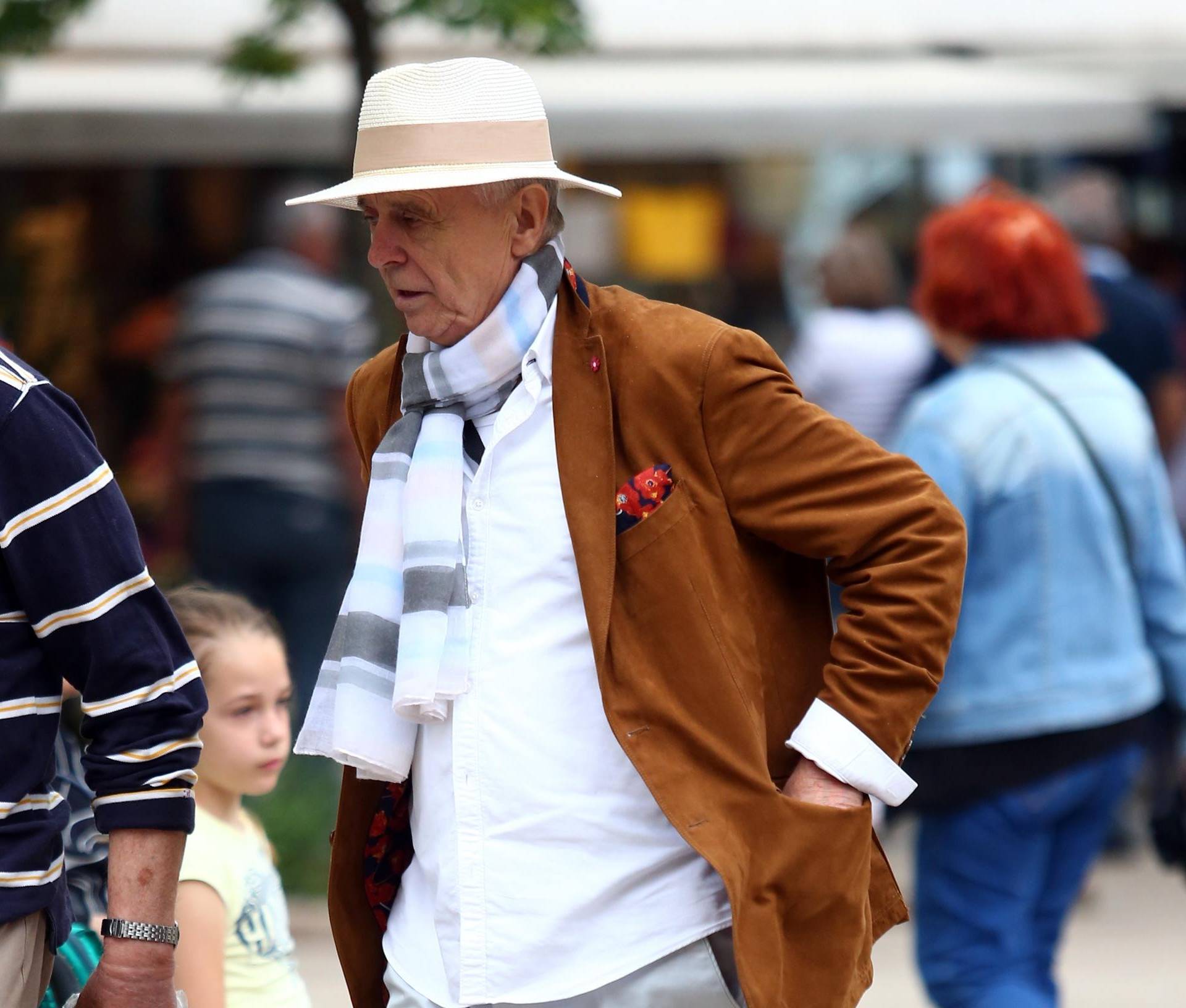 Gospodin koji nas je oduševio stilom: Cool šešir, šal i kaubojke su za pet!