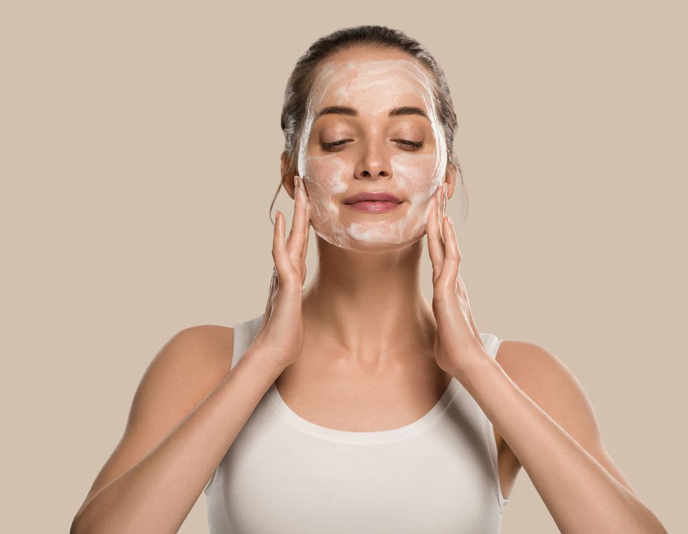 Što je dvostruko čišćenje lica? Dermatolozi objašnjavaju kako treba izgledati ova važna rutina u dva koraka