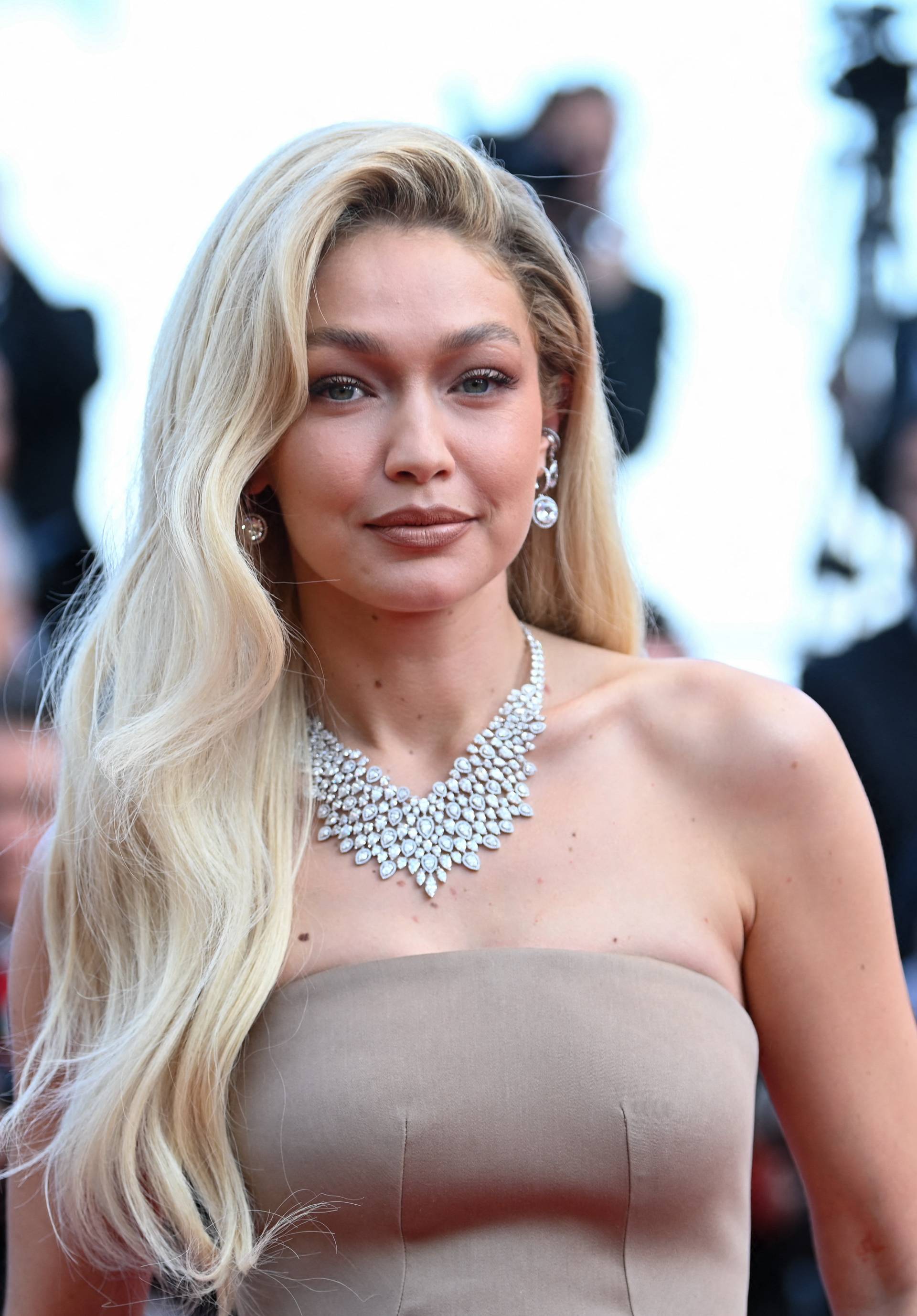 Gigi Hadid u Cannesu zabljesnula u haljini koja podsjeća na haljinu koju je već prije nosila njezina sestra Bella