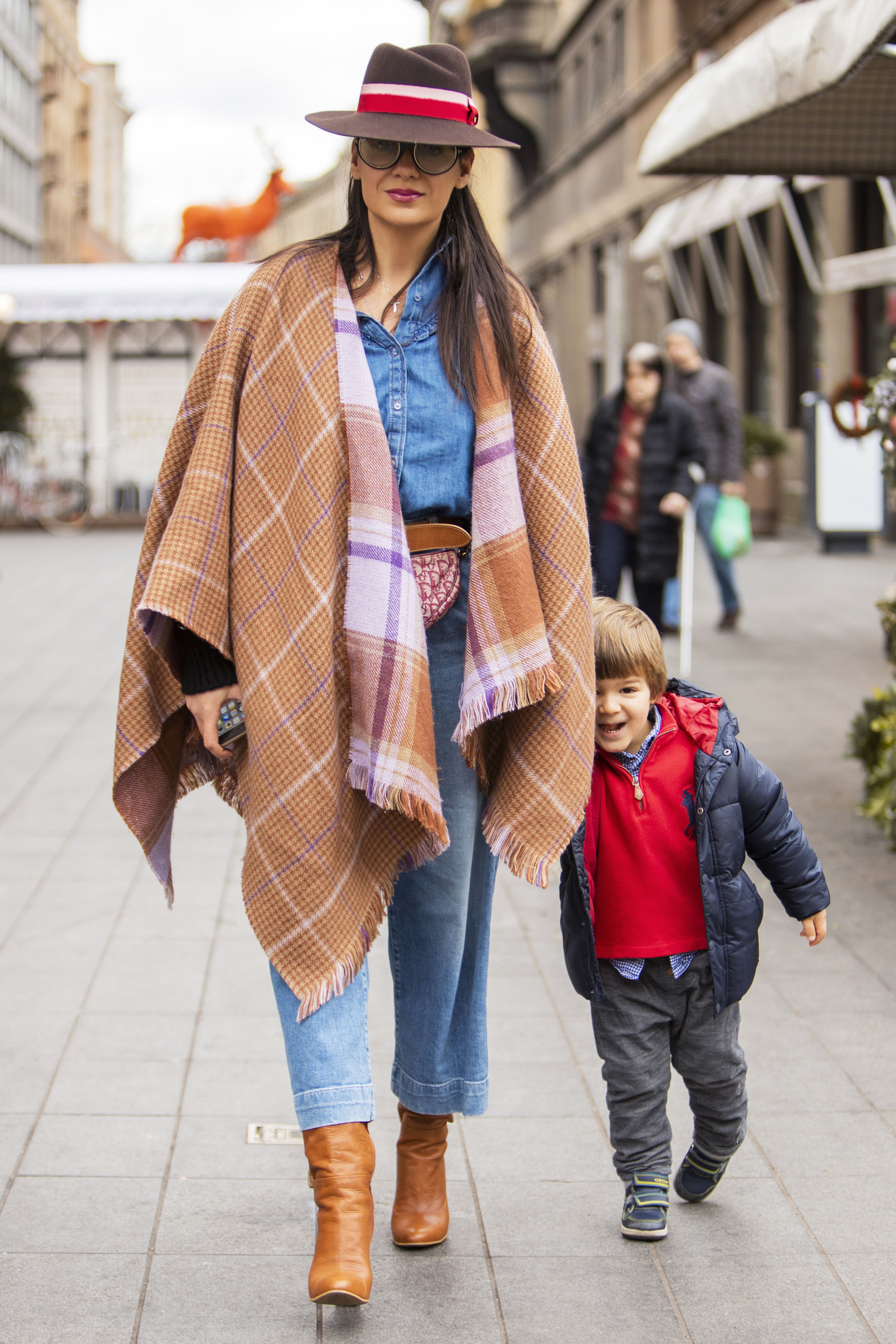Kakva kombinacija za šetnju gradom: Ona i njezin sin baš su cool!