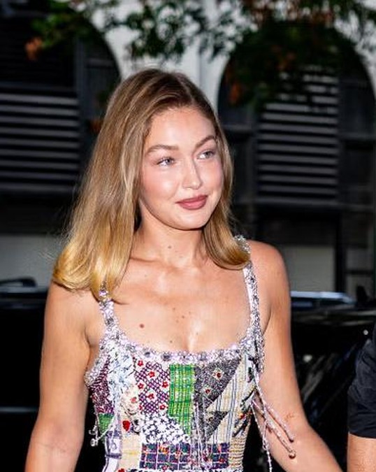 Gigi Hadid zablistala je u patchwork maksi haljini na spoju s Bradleyjem Cooperom
