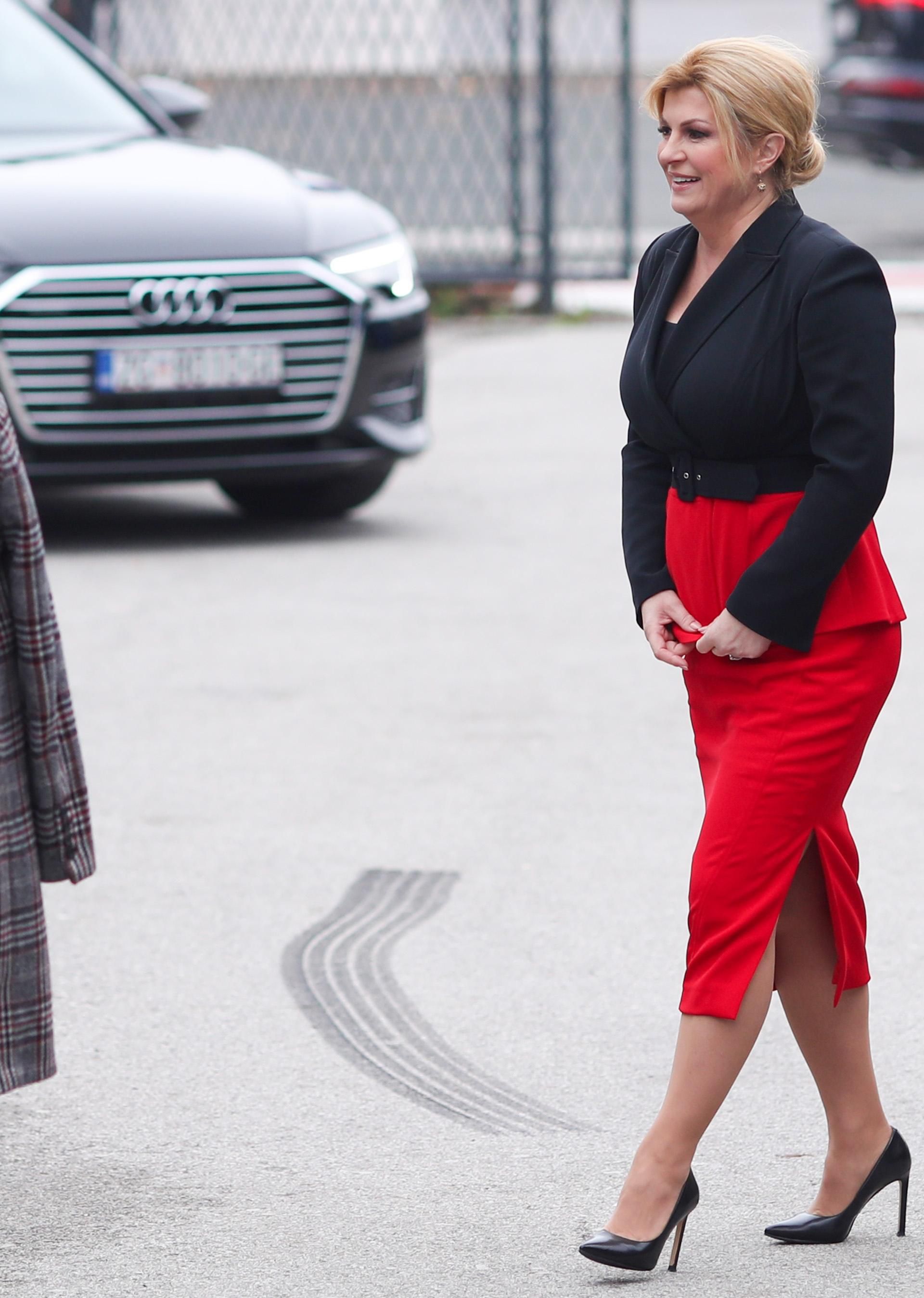 Predsjednica se pojavila u crvenoj pripijenoj suknji: Ponovno nosi hrvatski dizajn!