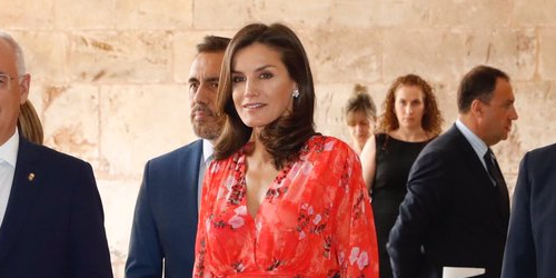 Kraljica Letizia zablistala je u haljini koja pristaje svakom obliku tijela, a bira efektan model u najtrendi uzorku