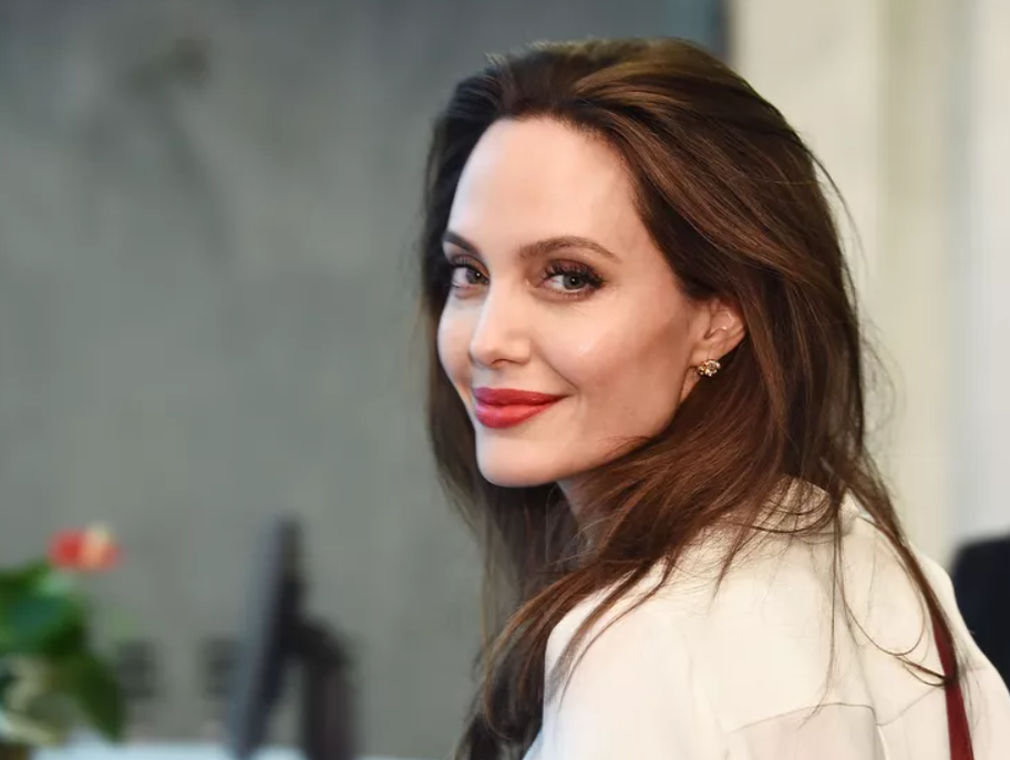 Mliječna manikura Angeline Jolie odličan je izbor ako volite klasiku i eleganciju na noktima