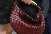 Legendarni talijanski brend Bottega Veneta obilježava 50 godina kultnog uzorka Intrecciata
