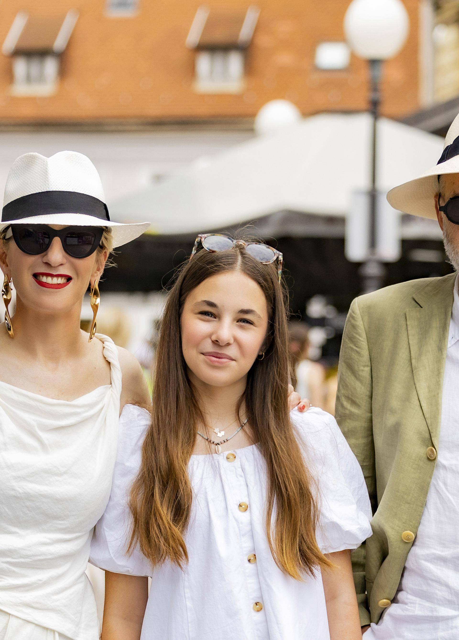 Odličan modni trio: Irena Šekez Sestrić, kćer Iskra i simpatičan Goran oduševili u sjajnim ljetnim kombinacijama