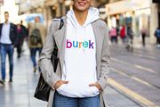 Glumica nosi majicu s natpisom 'Burek', a njen cool styling odmah nam je zapeo za oko