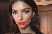 Izdanje koje rijetko viđamo: Emily Ratajkowski zakopčana od glave do pete