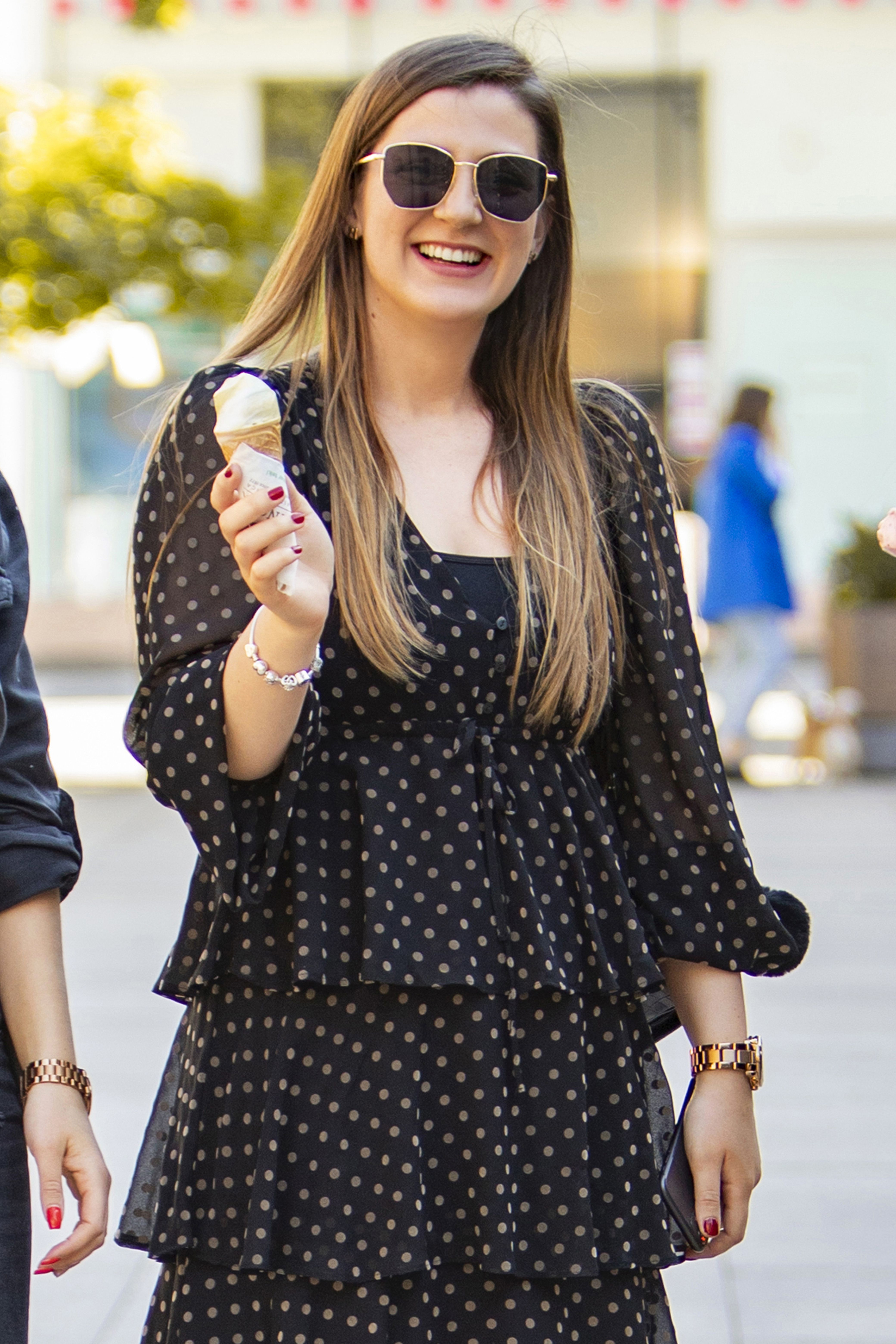 Divne mlade dame u crnom: Sladoled je pravo osvježenje i spas od korone