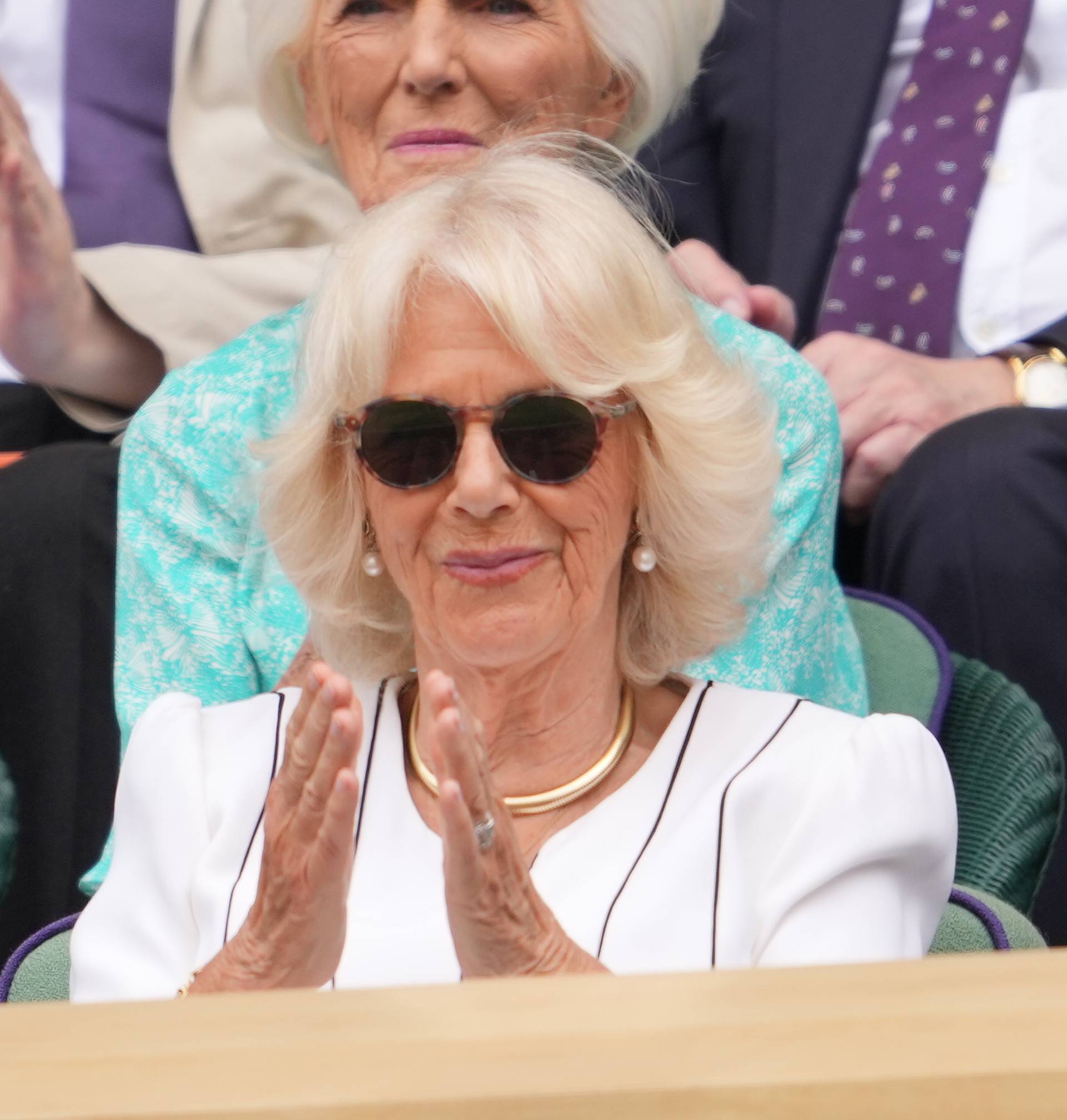 Kraljica Camilla pojavila se na Wimbledonu u bijeloj haljini sa crnim prugama i elegantnim nakitom