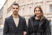 Stajliš duo ukrao pozornost na špici: On u najpopularnijim tenisicama sezone, a ona u trendi trapericama koje su pravi hit