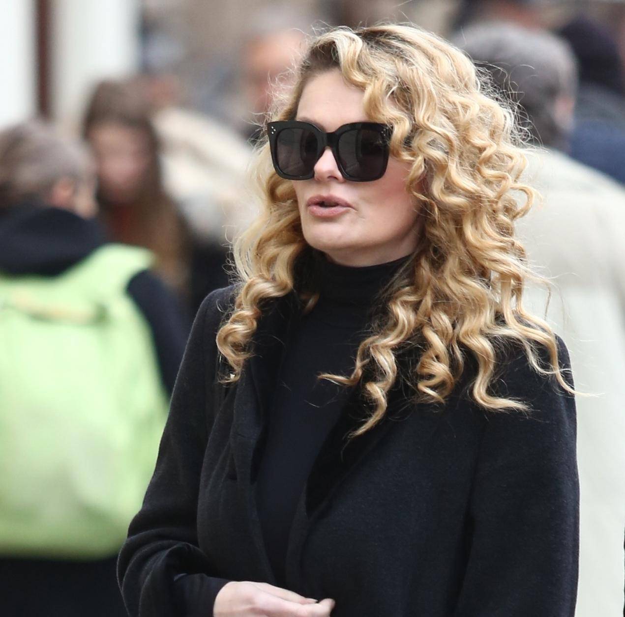 Elegantan kaput i cool tenisice? Ona je pokazala da mogu izgledati odlično!