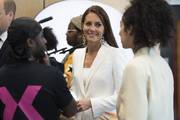 Jednostavnost joj fantastično stoji: Kate Middleton oduševila chic kombinacijom strogog odijela i bijelih salonki