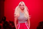 Srpska pjevačica Jelena Karleuša nosila reviju s Ronaldovom suprugom na pariškom tjednu mode