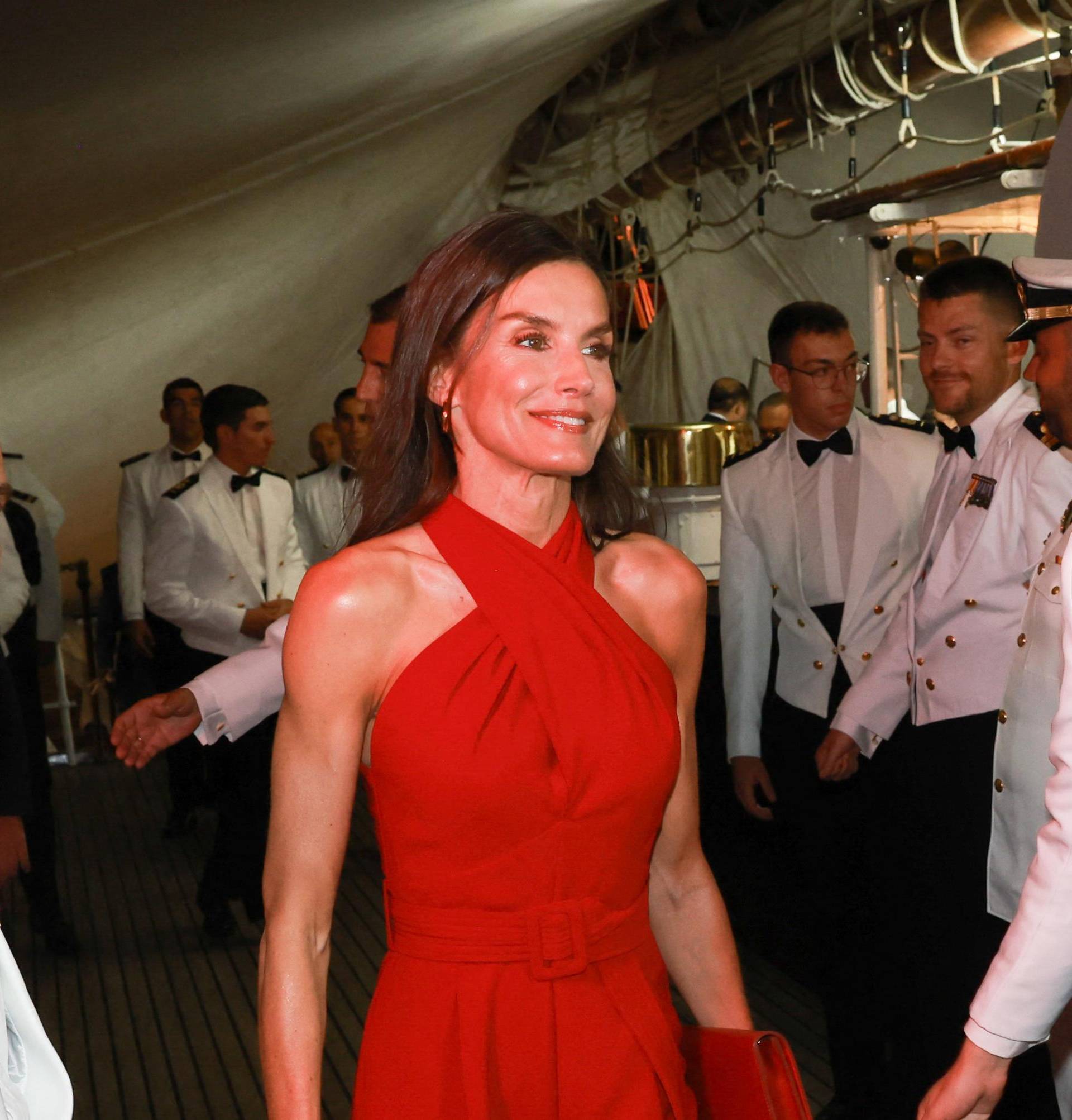 Efektna crvena od glave do pete: Kraljica Letizia zablistala je u elegantnom kombinezonu