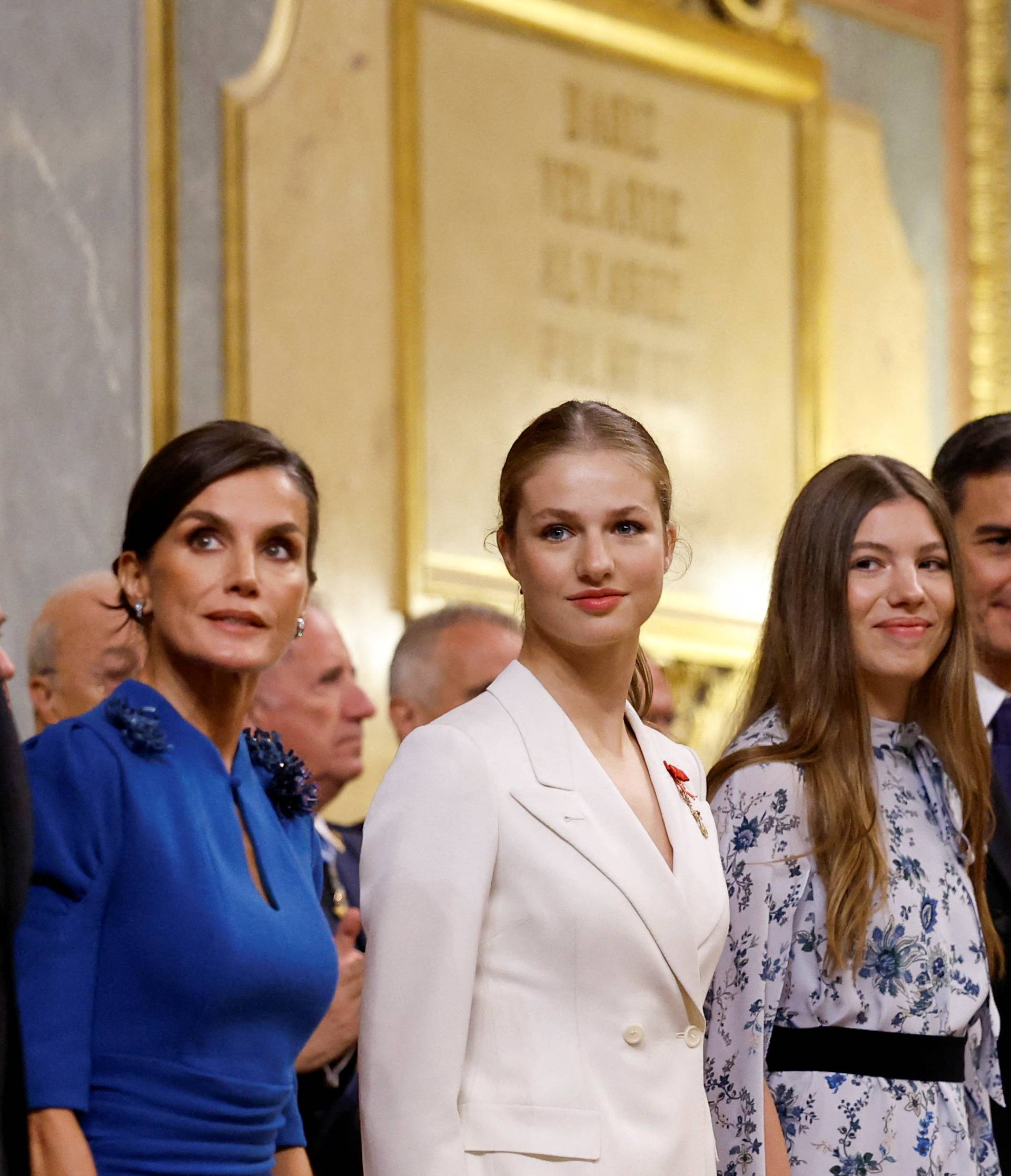 Princeza Leonor za 18. rođendan izabrala sjajno bijelo odijelo, a kraljica Letizia plavu haljinu s potpisom Caroline Herrere