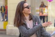 Pripijene čizmice i minica formula su za stylish outfit ove zgodne trendseterice