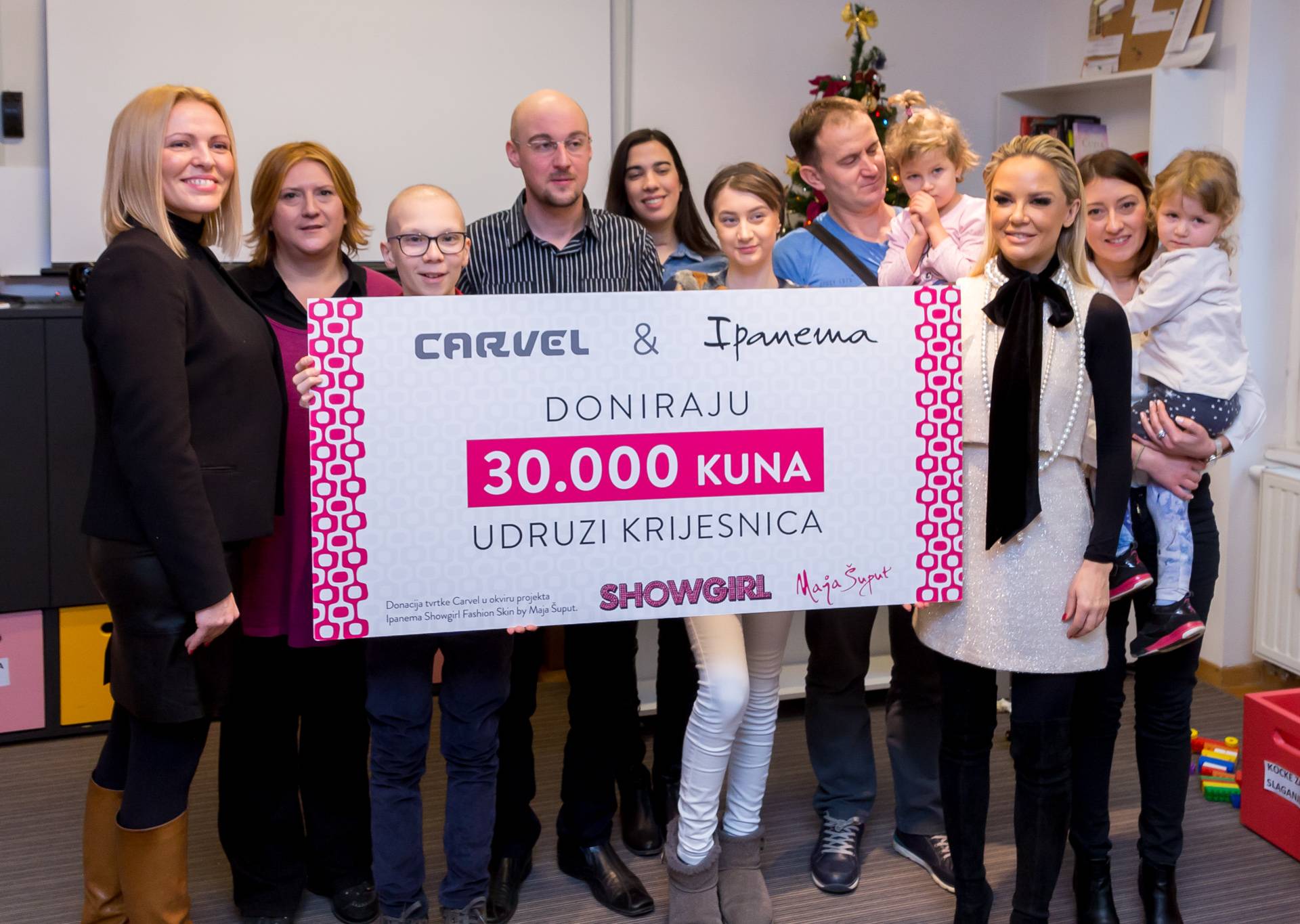 Carvel i Maja Šuput uručili 30.000 kuna Udruzi Krijesnica